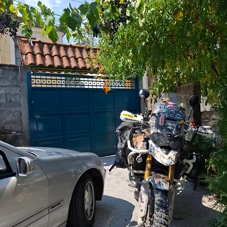 Luna 招待所 Gjirokastër